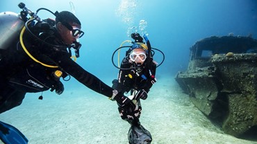 padi-dive-against-debris-diver